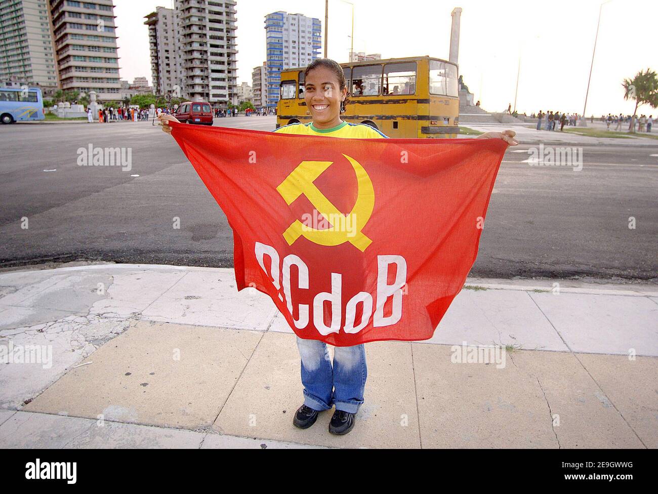 "Kubaner feiern Fidel Castros 80th. Geburtstag am 13. August 2006 auf den Straßen von Havanna, Kuba. Die kubanische Zeitung Juventud Rebelde veröffentlichte heute die ersten Bilder des Lider Maximo, die nach seiner gastrointestinalen Operation aufgenommen wurden. Castro wird mit den Worten zitiert: "Ich fühle mich sehr glücklich." Foto um ABACAPRESS.COM' Stockfoto