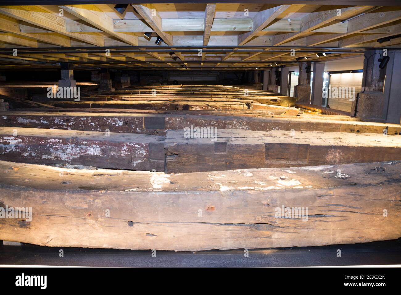 Holz-/Rahmenhölzer von HMS NAMUR, einem 90 gestarteten 1756-Kanonen-Kriegsschiff, das 1995 unter dem Boden des Wheelwrights Shop gefunden wurde. Chatham Historic Dockyard. Kent England Großbritannien. (121) Stockfoto