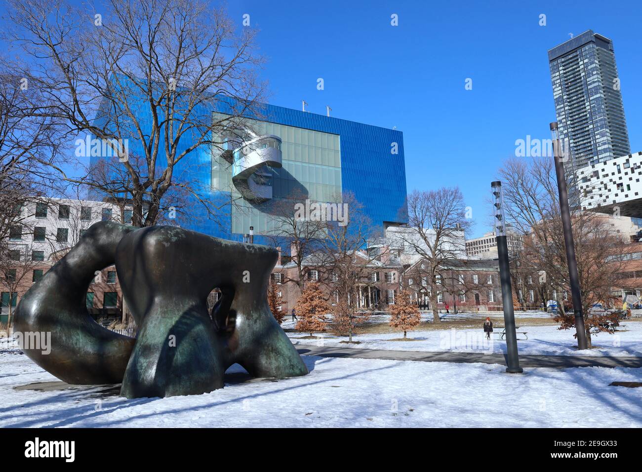 Toronto, Grange Park mit moderner Ergänzung zur Art Gallery of Ontario, Ontario College of Art and Design und Henry Moore Skulptur Stockfoto