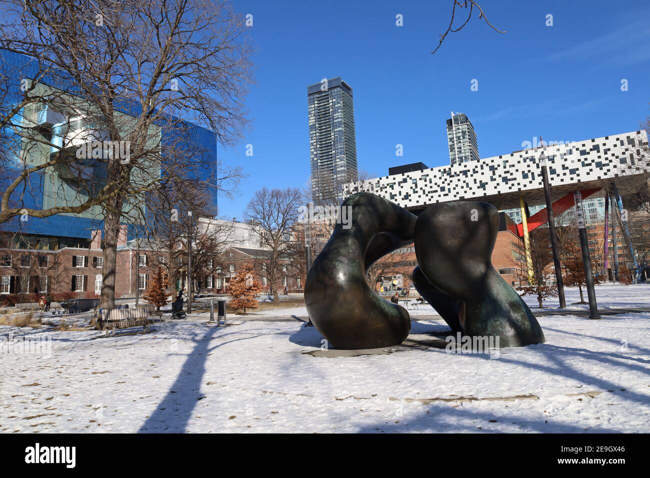 Toronto, Grange Park mit moderner Ergänzung zur Art Gallery of Ontario, Ontario College of Art and Design und Henry Moore Skulptur Stockfoto
