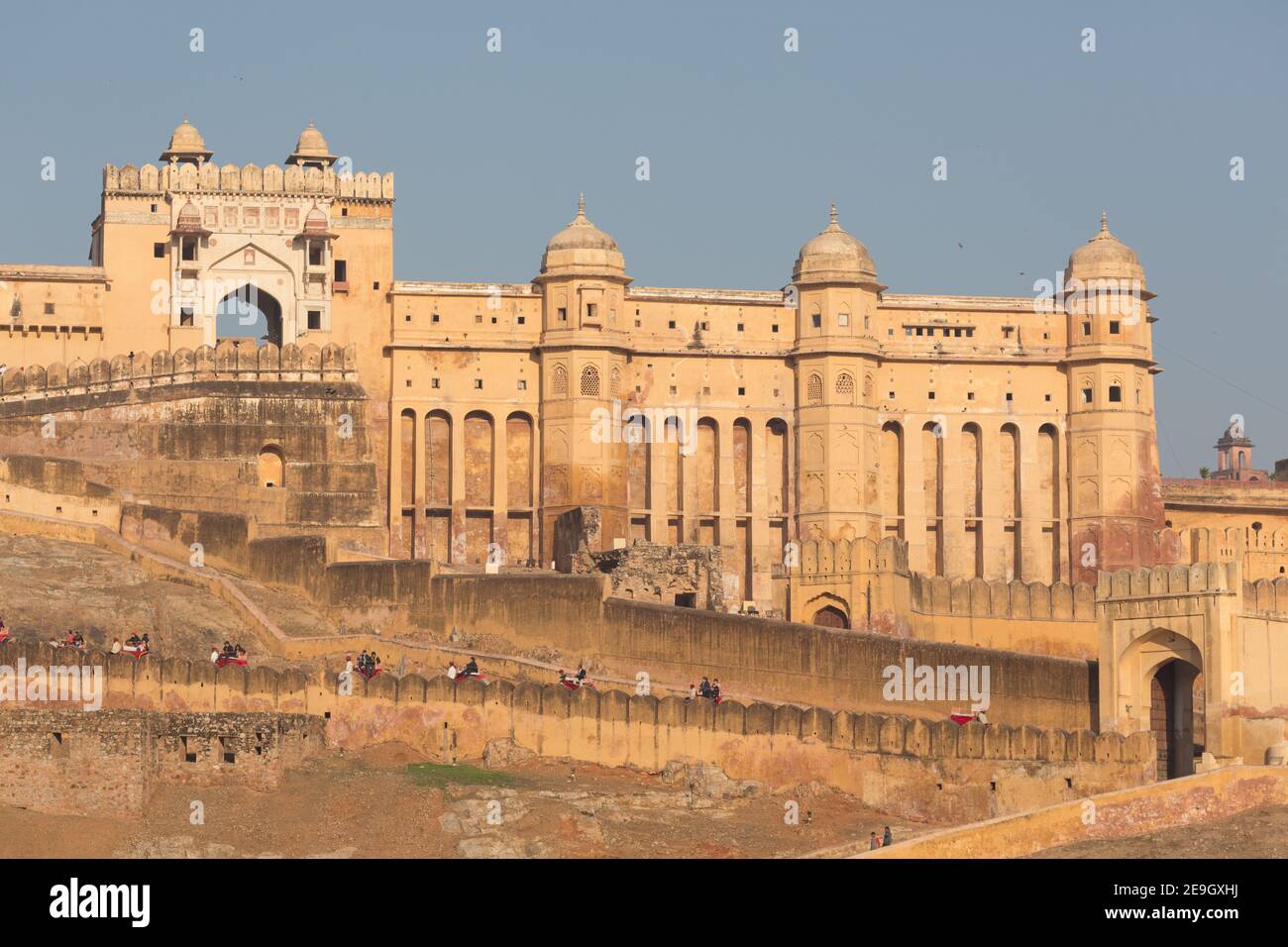 Indien Jaipur Eine Prozession von Elefanten tragen Besucher zum Eingang des Amer Fort oder Amber Fort, Stockfoto