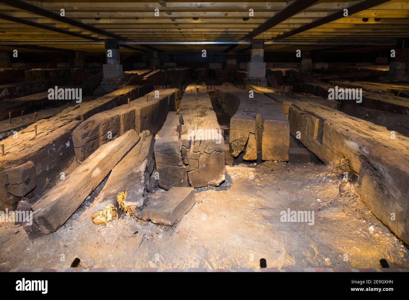 Holz-/Rahmenhölzer von HMS NAMUR, einem 90 gestarteten 1756-Kanonen-Kriegsschiff, das 1995 unter dem Boden des Wheelwrights Shop gefunden wurde. Chatham Historic Dockyard. Kent England Großbritannien. (121) Stockfoto