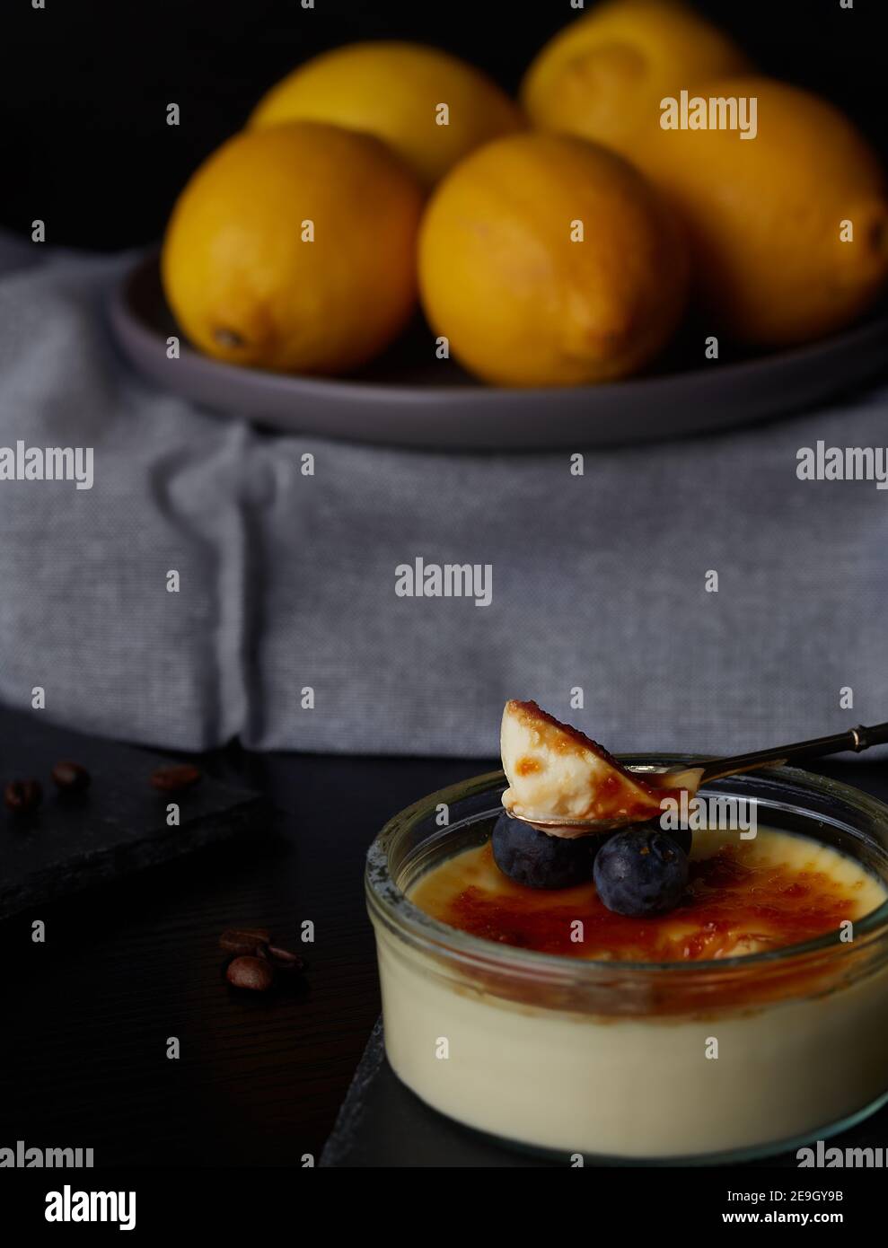 Creme brûlée, gebrannte Sahne mit Beeren und Zitronen, Kaffee, Kruste Stockfoto
