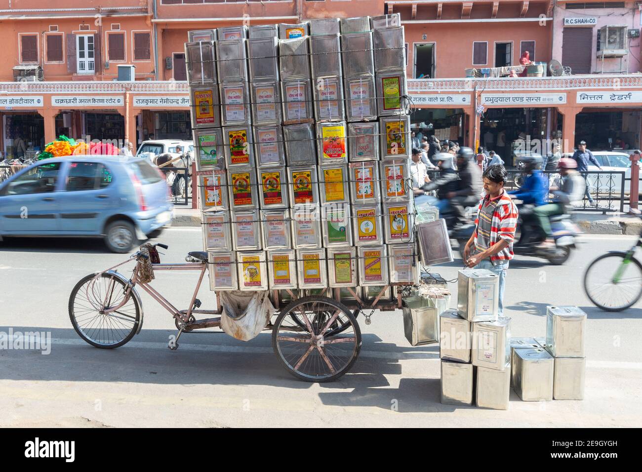 Indien Jaipur Deliveryman Überladen Fahrrad Mit Kochen Öldosen Stockfoto