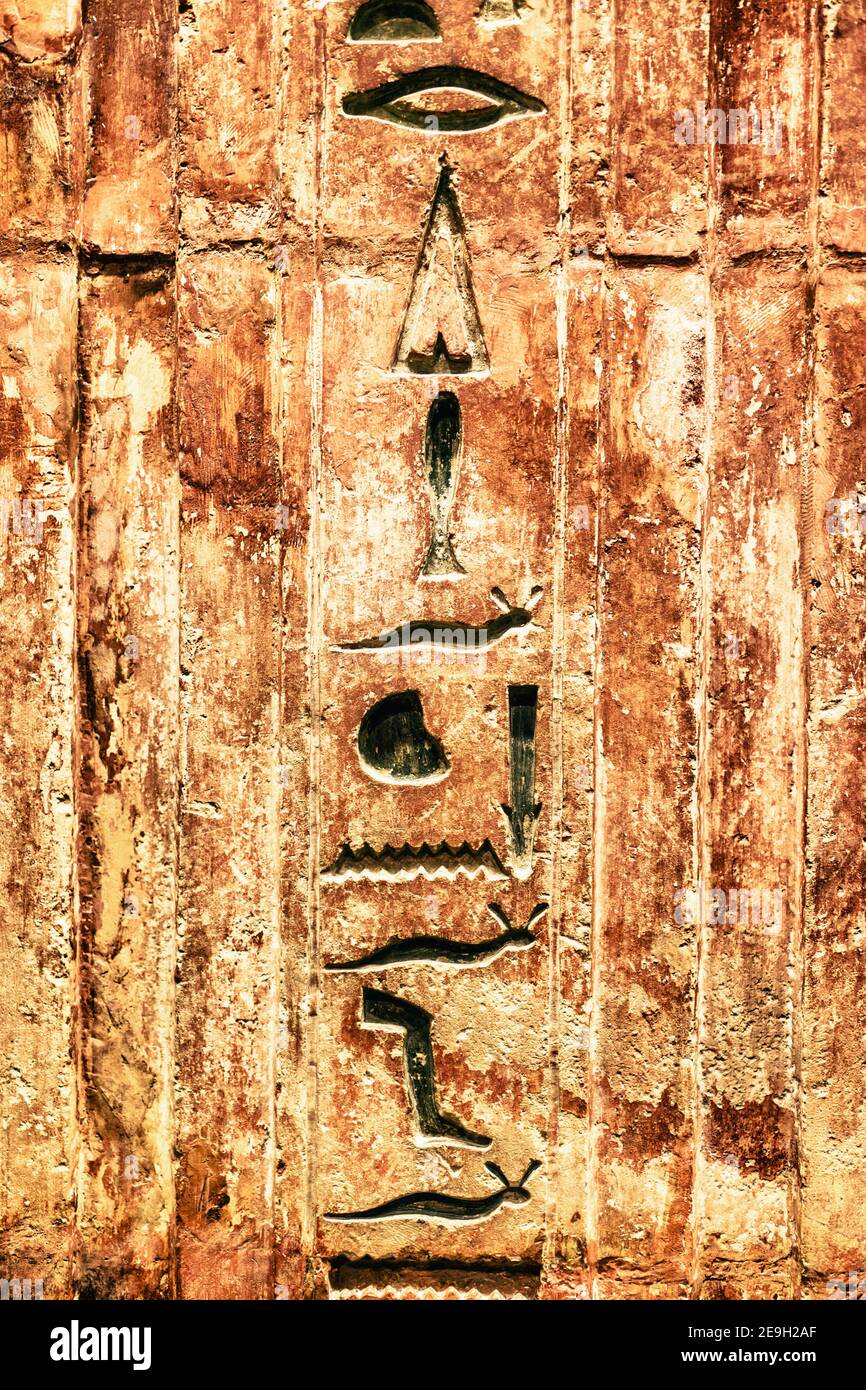 Vertikale Aufnahme von alten Alphabeten auf einer hölzernen Oberfläche geschnitzt Stockfoto