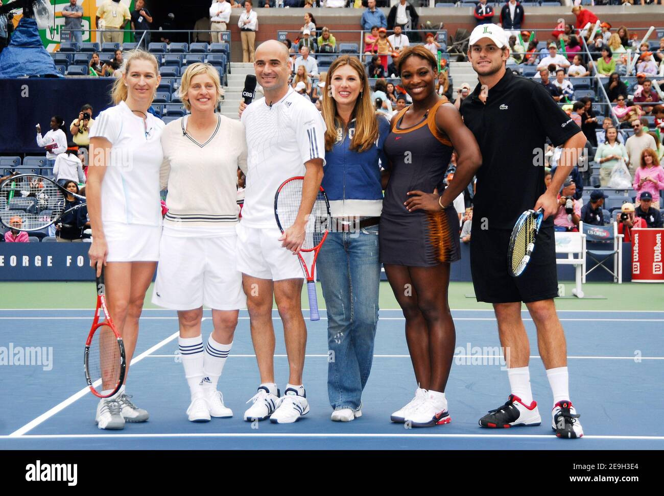 (L-R) ehemalige Tennisstar Steffi Graf, TV-Persönlichkeit Ellen Degeneres, Tennisstar Andre Agassi, Model Daisy Fuentes, Tennisstars Serena Williams und Andy Roddick nehmen am Samstag an einem Charity-Tennis-Shooting beim Arthur Ashe Kid's Day im USTA National Tennis Center in Flushing Meadows Corona Park Teil. 26. August 2006 in New York City, NY, USA. Foto von Gregorio Binuya/ABACAPRESS.COM Stockfoto