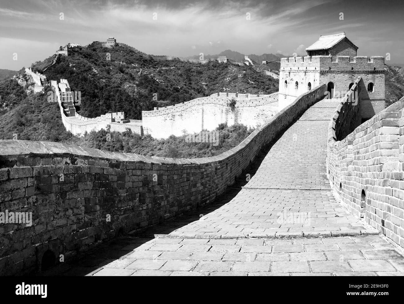 Schwarz-Weiß-Ansicht der Großen Mauer - China Stockfoto