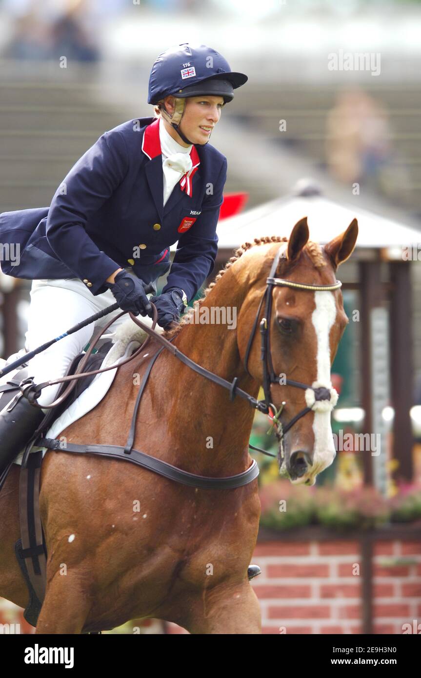 Die britische Reiterin Zara Phillips auf ihrem Pferd 'Toy Town' beim  Eventing Individual Wettbewerb der Weltreiterspiele in Aachen, Deutschland,  am 27. August 2006. Zara Phillips gewann die Einzel-Goldmedaille und  Silber-Mannschaftsmedaille auf dem