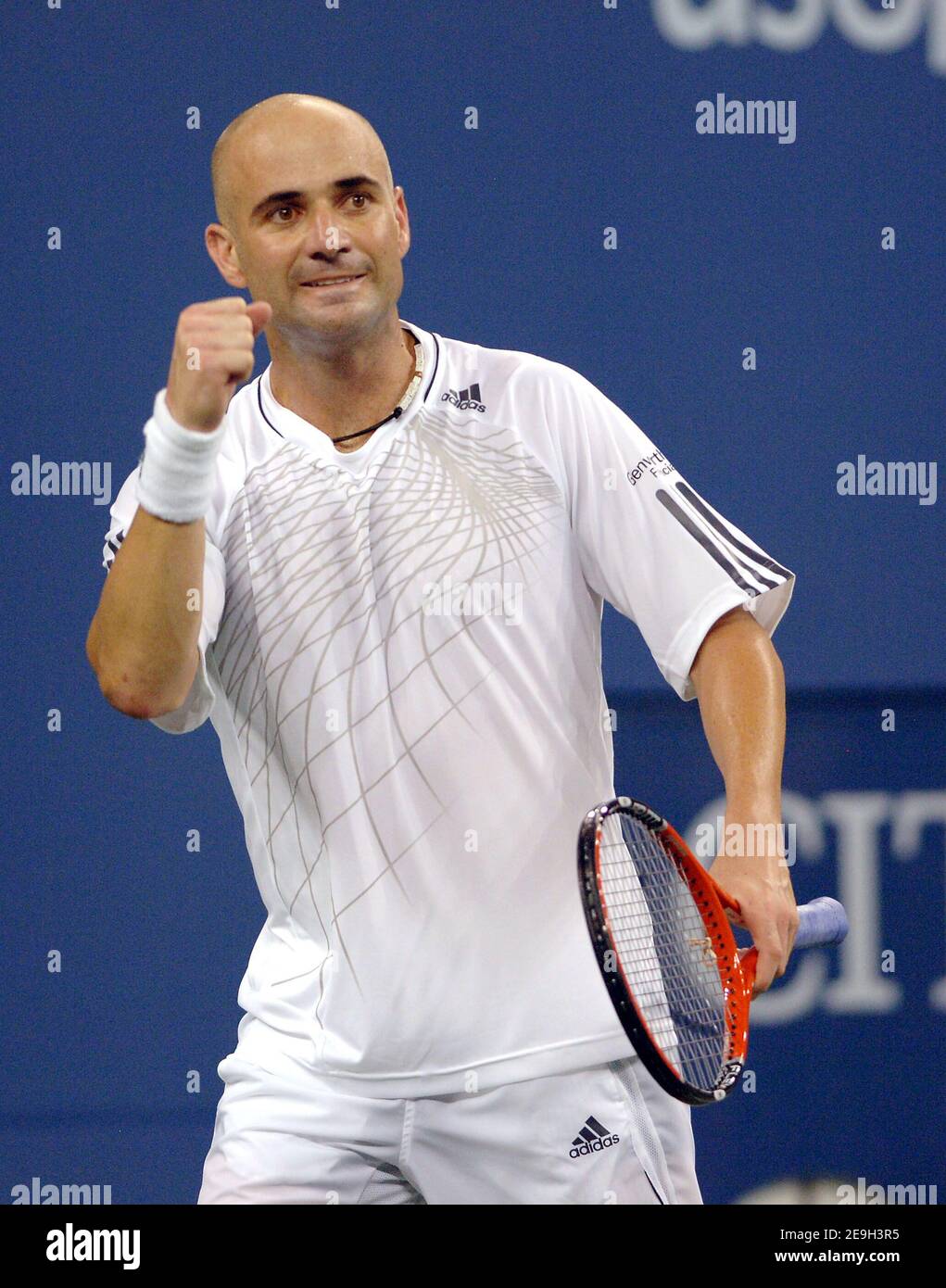 Der US-Amerikaner Andre Agassi besiegt den Rumänen Andrei Pavel in der Runde 1st der US Open 2006, die am 28. August 2006 in Flushing Meadow in New York City, NY, USA, stattfand. Der Spieler, der angekündigt hat, dass er nach diesem Turnier in den Ruhestand gehen wird, wurde von seiner Frau Steffi Graf und ihren beiden Kindern Jaden Gil und Jaz Elle unterstützt. Foto von Lionel Hahn/CAMELEON/ABACAPRESS.COM Stockfoto