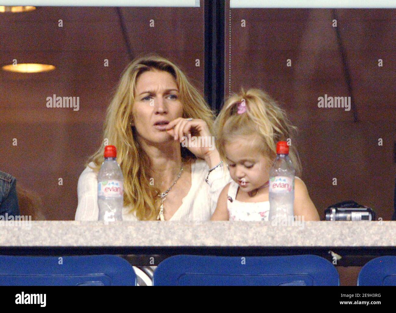 Der US-Amerikaner Andre Agassi besiegt den Rumänen Andrei Pavel in der Runde 1st der US Open 2006, die am 28. August 2006 in Flushing Meadow in New York City, NY, USA, stattfand. Der Spieler, der angekündigt hat, dass er nach diesem Turnier in den Ruhestand gehen wird, wurde von seiner Frau Steffi Graf und ihren beiden Kindern Jaden Gil und Jaz Elle unterstützt. Foto von Lionel Hahn/ABACAPRESS.COM Stockfoto