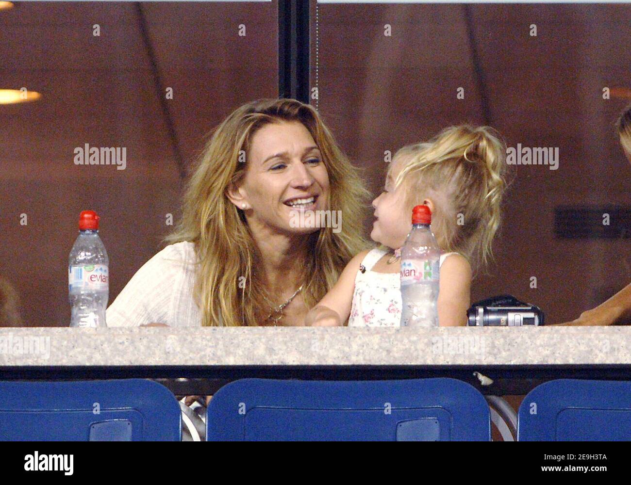 Der US-Amerikaner Andre Agassi besiegt den Rumänen Andrei Pavel in der Runde 1st der US Open 2006, die am 28. August 2006 in Flushing Meadow in New York City, NY, USA, stattfand. Der Spieler, der angekündigt hat, dass er nach diesem Turnier in den Ruhestand gehen wird, wurde von seiner Frau Steffi Graf und ihren beiden Kindern Jaden Gil und Jaz Elle unterstützt. Foto von Lionel Hahn/ABACAPRESS.COM Stockfoto