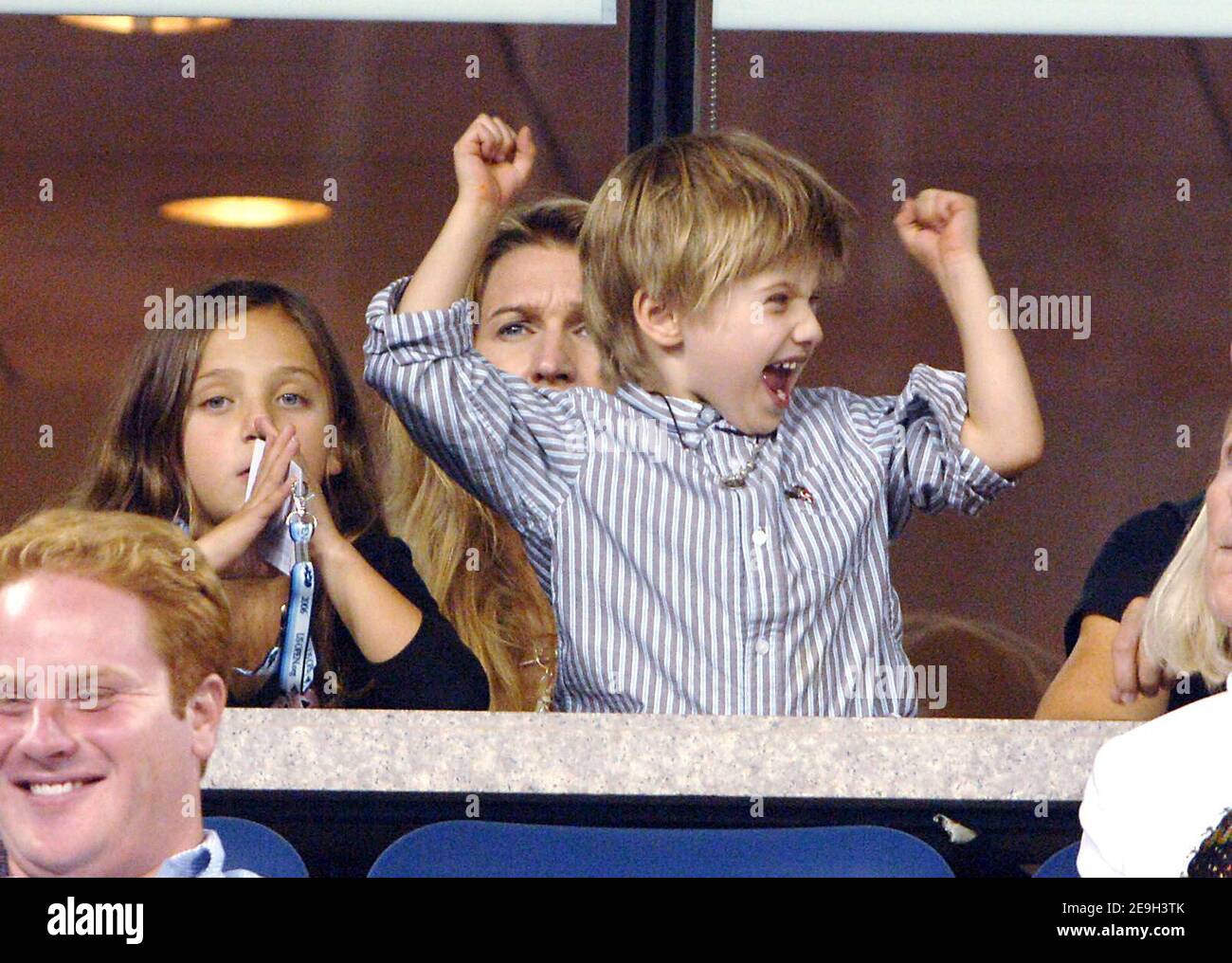 Der US-Amerikaner Andre Agassi besiegt den Rumänen Andrei Pavel in der Runde 1st der US Open 2006, die am 28. August 2006 in Flushing Meadow in New York City, NY, USA, stattfand. Der Spieler, der angekündigt hat, dass er nach diesem Turnier in den Ruhestand gehen wird, wurde von seiner Frau Steffi Graf und ihren beiden Kindern Jaden Gil und Jaz Elle unterstützt. Foto von Lionel Hahn/ABACAPRESS.COM Stockfoto