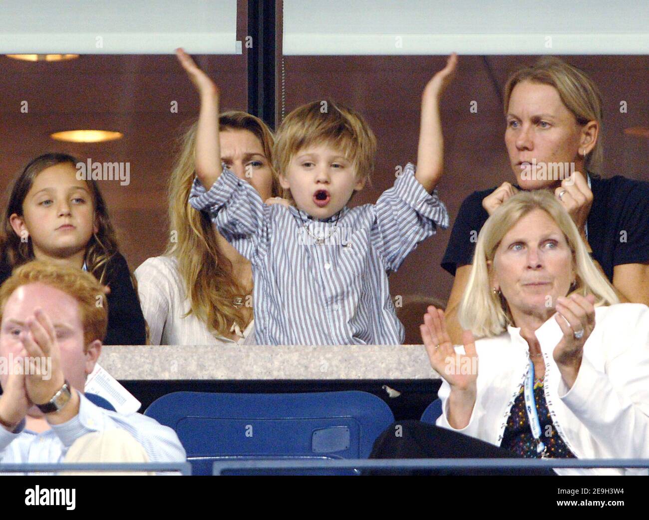 Der US-Amerikaner Andre Agassi besiegt den Rumänen Andrei Pavel in der Runde 1st der US Open 2006, die am 28. August 2006 in Flushing Meadow in New York City, NY, USA, stattfand. Der Spieler, der angekündigt hat, dass er nach diesem Turnier in den Ruhestand gehen wird, wurde von seiner Frau Steffi Graf und ihren beiden Kindern Jaden Gil und Jaz Elle unterstützt. Foto von Lionel Hahn/ABACAPRESS.COM Stockfoto