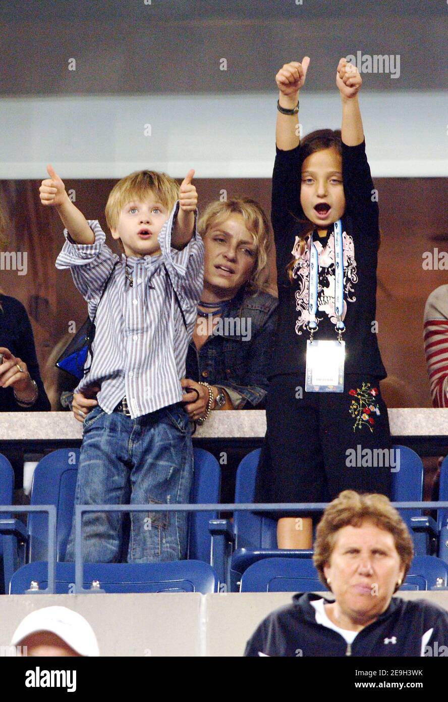 Der US-Amerikaner Andre Agassi besiegt den Rumänen Andrei Pavel in der Runde 1st der US Open 2006, die am 28. August 2006 in Flushing Meadow in New York City, NY, USA, stattfand. Der Spieler, der angekündigt hat, dass er nach diesem Turnier in den Ruhestand gehen wird, wurde von seiner Frau Steffi Graf und ihren beiden Kindern Jaden Gil und Jaz Elle unterstützt. Foto von Lionel Hahn/ABACAPRESS.COM Stockfoto