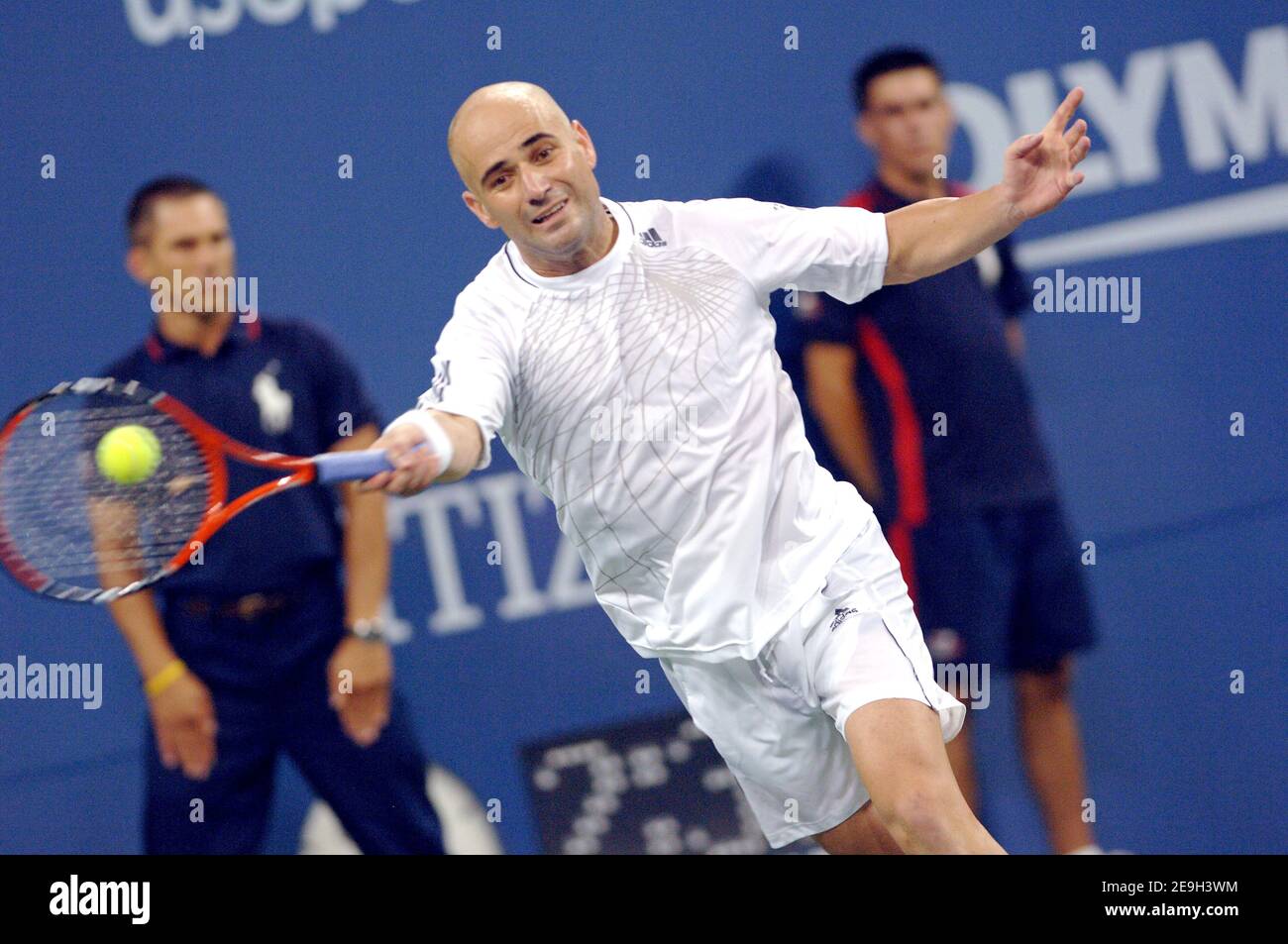 Der US-Amerikaner Andre Agassi besiegt den Rumänen Andrei Pavel in der Runde 1st der US Open 2006, die am 28. August 2006 in Flushing Meadow in New York City, NY, USA, stattfand. Der Spieler, der angekündigt hat, dass er nach diesem Turnier in den Ruhestand gehen wird, wurde von seiner Frau Steffi Graf und ihren beiden Kindern Jaden Gil und Jaz Elle unterstützt. Foto von Lionel Hahn/CAMELEON/ABACAPRESS.COM Stockfoto