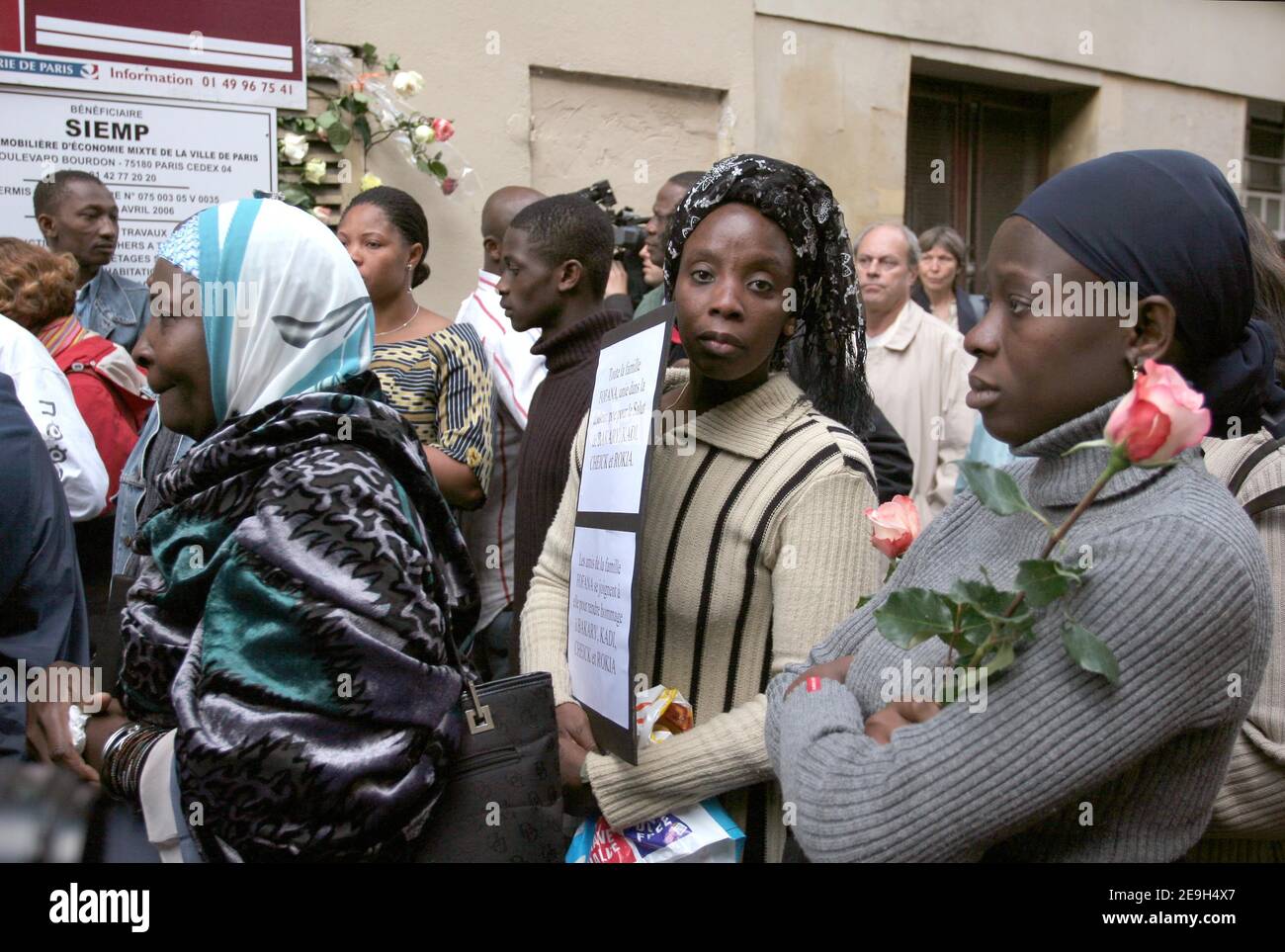 Hunderte demonstrieren am 29. August 2006 vor einem Gebäude in der Rue du ROI Dore in Paris, Frankreich, wo 7 Einwanderer vor einem Jahr bei einem dramatischen Brand ums Leben kamen. Foto von Nicolas Chauveau/ABACAPRESS.COM Stockfoto