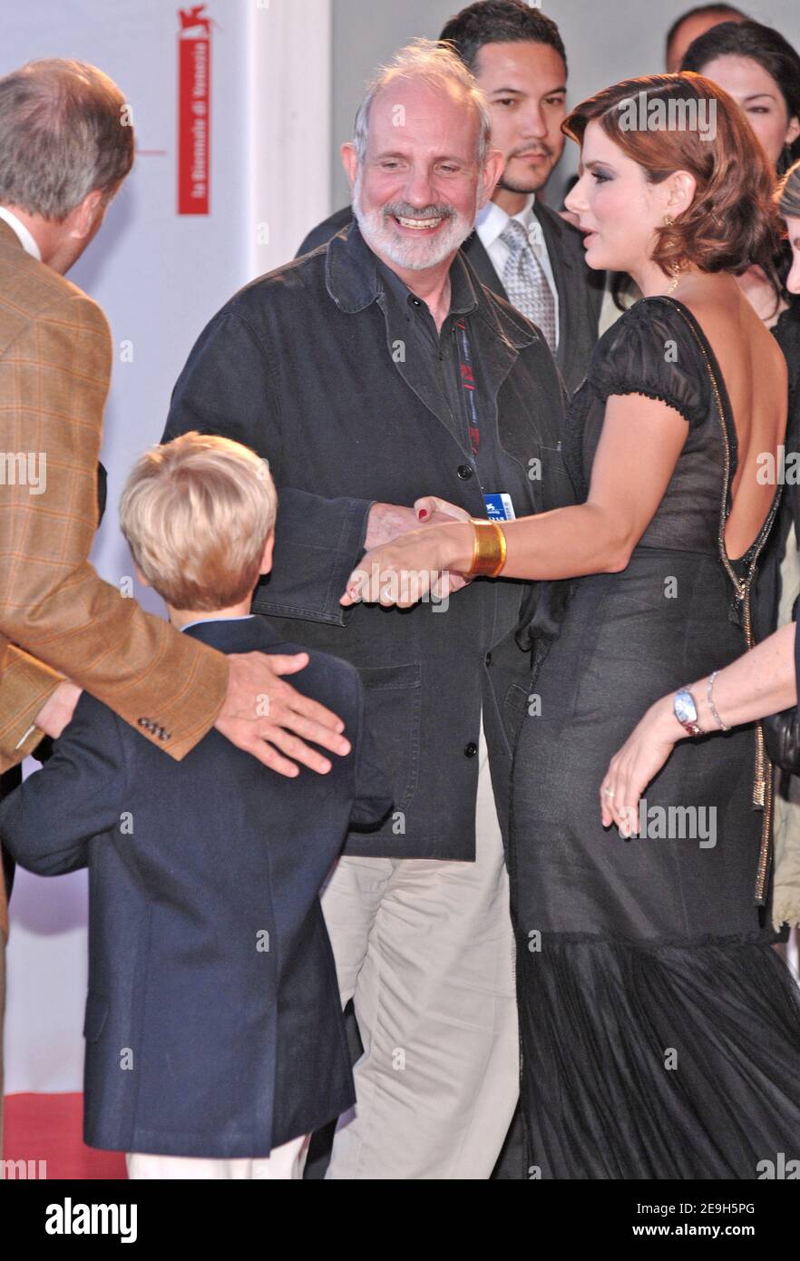 Sandra Bullock und Henry McGrath (Sohn des Regisseurs Douglas McGrath) und Brian De Palma gehen auf dem roten Teppich bei der "inFAMOUS"-Premiere, die am 63rd 31. August 2006 beim jährlichen Venice Film Festival in Venedig, Italien, stattfand. Foto von Nicolas Khayat/ABACAPRESS.COM Stockfoto