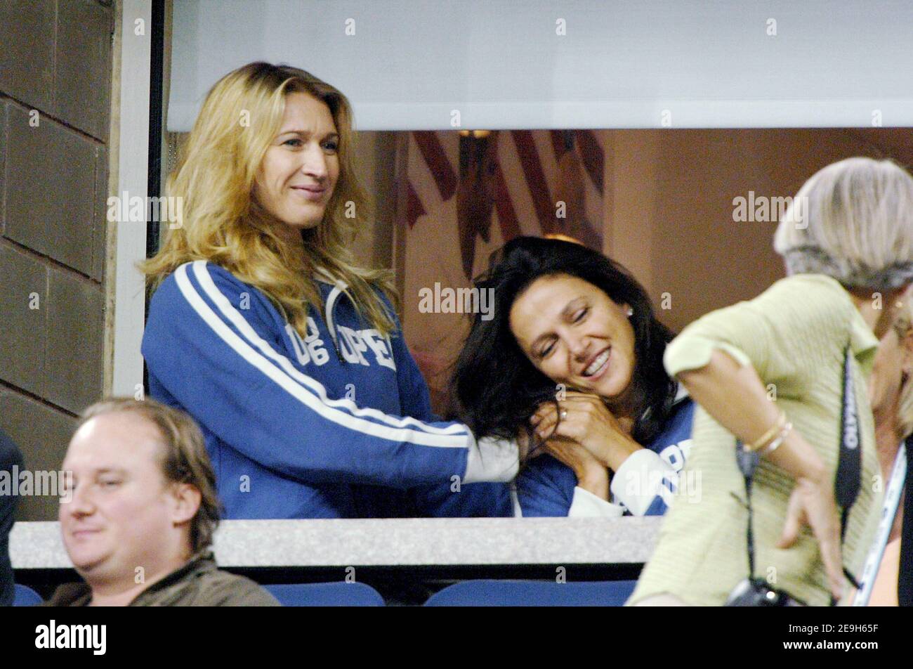 Steffi Graf unterstützt ihren Mann Andre Agassi, als er Marcos Baghdatis bei den US Open 2006 in New York City, NY, USA, am 31. August 2006 besiegt. Foto von Lionel Hahn/CAMELEON/ABACAPRESS.COM Stockfoto