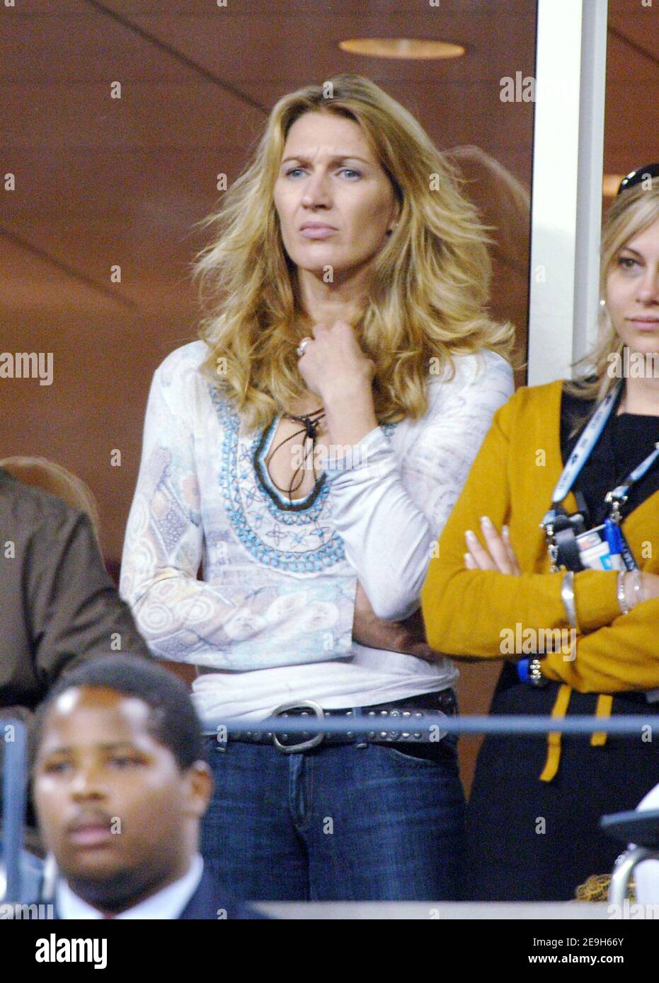Steffi Graf unterstützt ihren Mann Andre Agassi, als er Marcos Baghdatis bei den US Open 2006 in New York City, NY, USA, am 31. August 2006 besiegt. Foto von Lionel Hahn/CAMELEON/ABACAPRESS.COM Stockfoto
