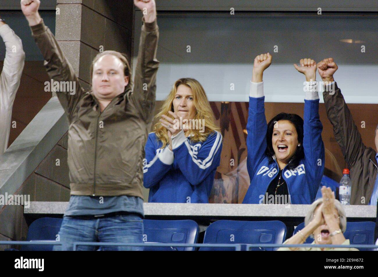 Steffi Graf unterstützt ihren Mann Andre Agassi, als er Marcos Baghdatis bei den US Open 2006 in New York City, NY, USA, am 31. August 2006 besiegt. Foto von Lionel Hahn/CAMELEON/ABACAPRESS.COM Stockfoto