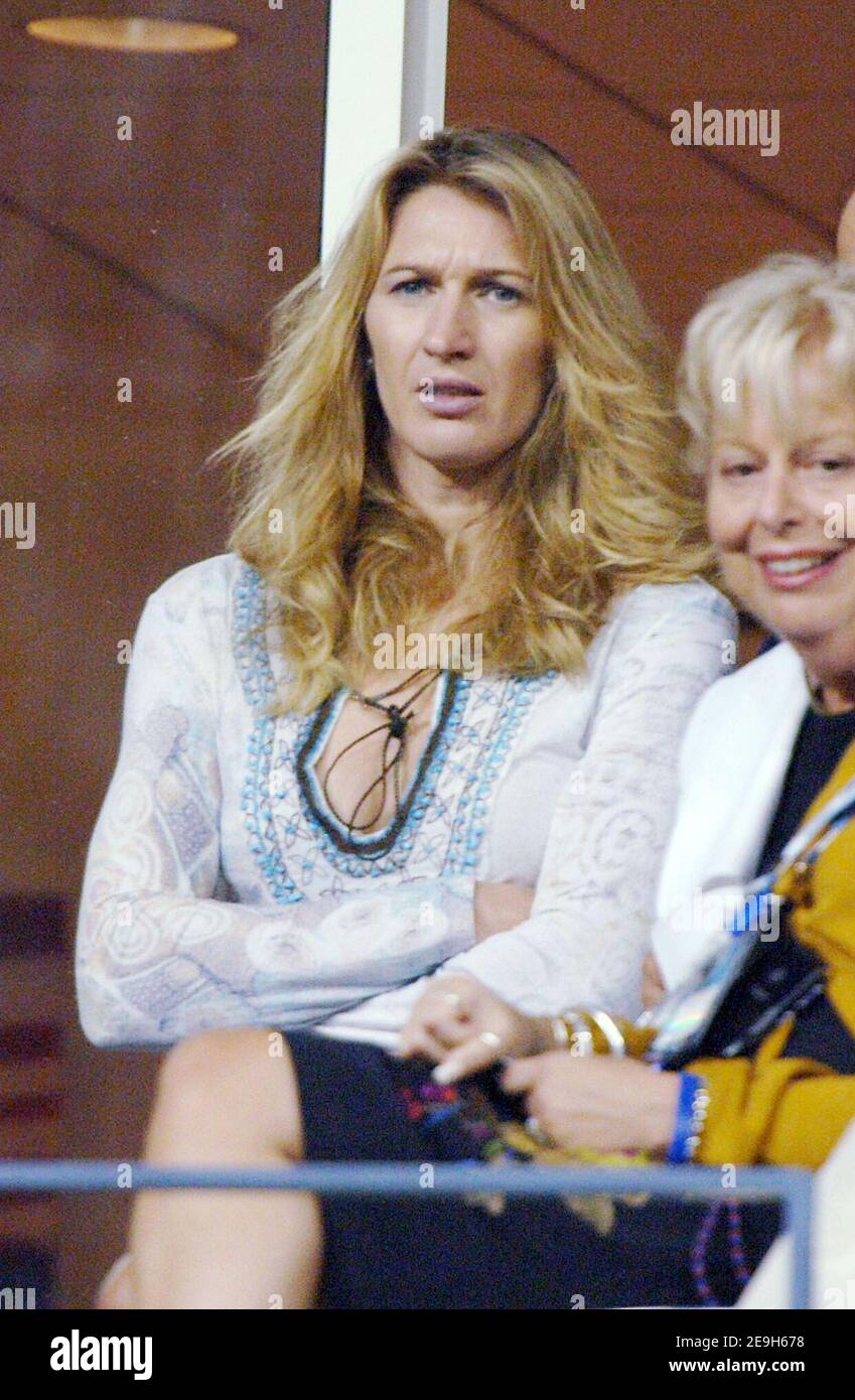 Steffi Graf unterstützt ihren Mann Andre Agassi, als er Marcos Baghdatis bei den US Open 2006 in New York City, NY, USA, am 31. August 2006 besiegt. Foto von Lionel Hahn/CAMELEON/ABACAPRESS.COM Stockfoto