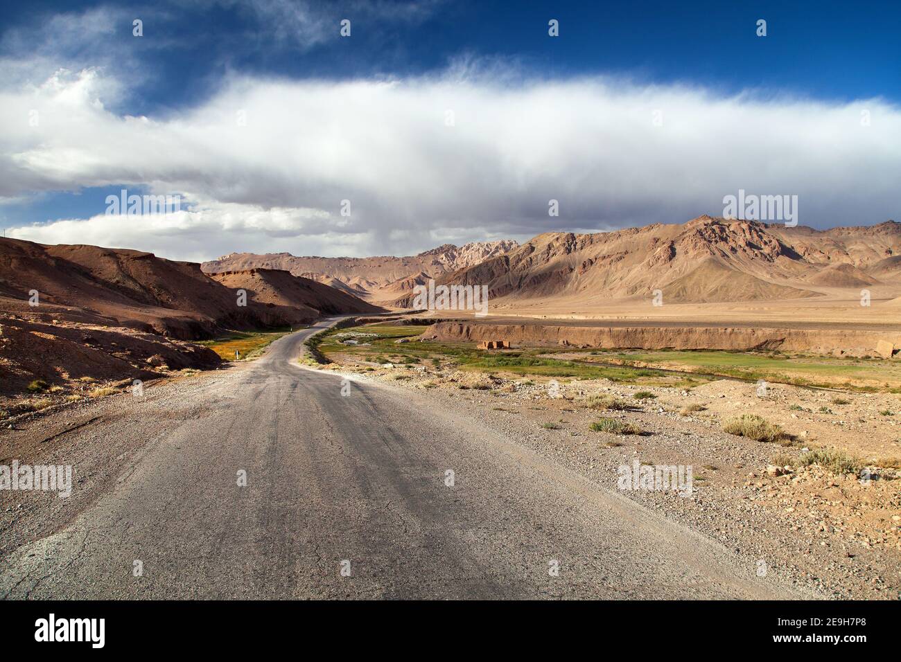 Pamir Autobahn oder pamirskij trakt. Landschaft um Pamir Autobahn M41 internationale Straße, Berge in Tadschikistan Stockfoto