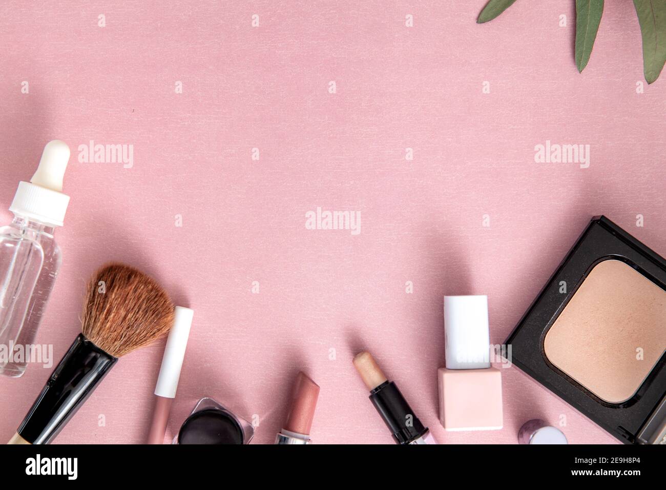 Natürliche organische vegane Grausamkeit frei Make-up flach legen. Weiße und rosa Kosmetik flach legen mit Kopierraum Stockfoto