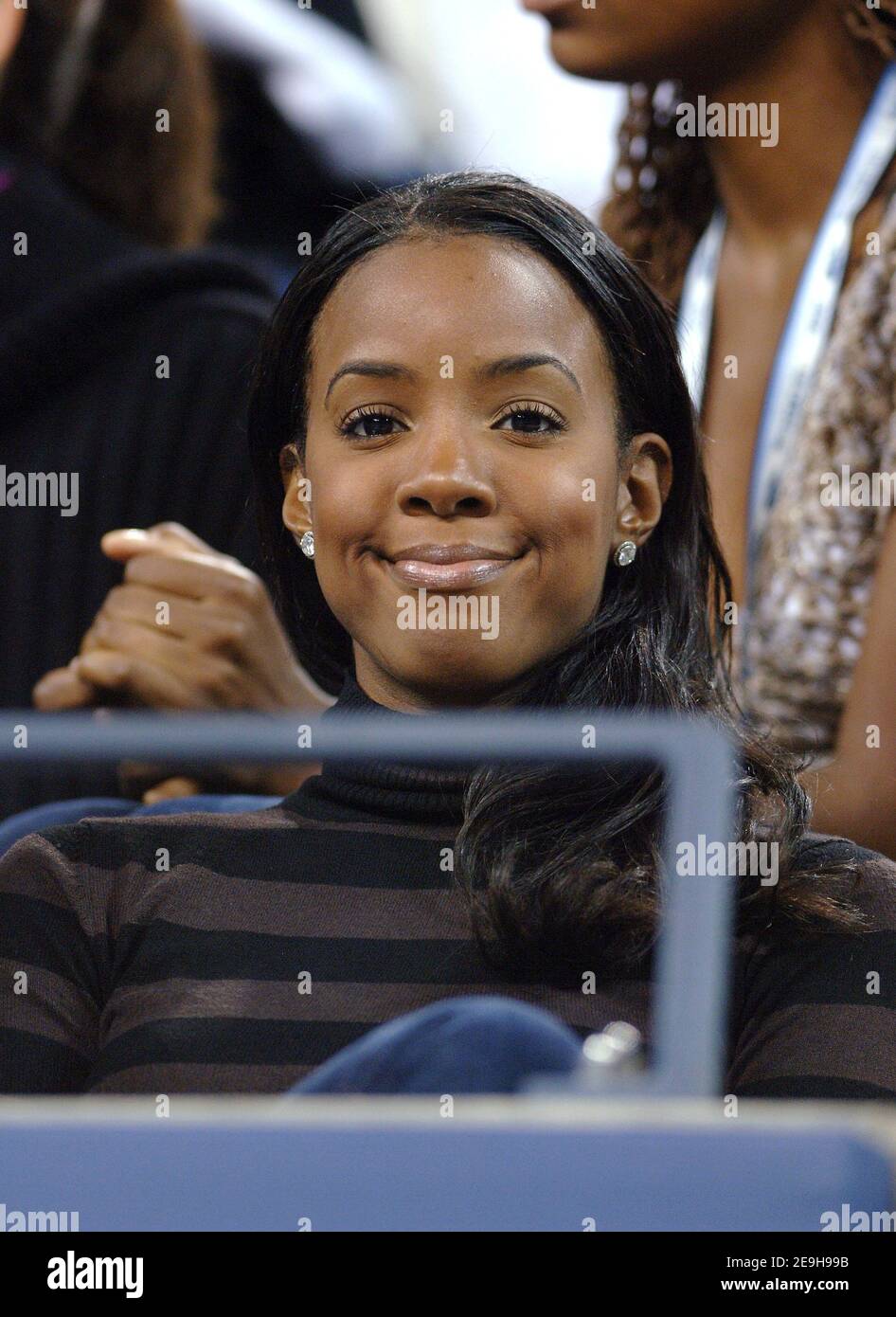 Kelly Rowland nimmt an der 4th Runde Spiel zwischen Amelie Mauresmo und Serena Williams während der 2006 US Open in Flushing Meadow in New York City, NY, USA am 4. September 2006 statt. Foto von Lionel Hahn/Cameleon/ABACAPRESS.COM Stockfoto