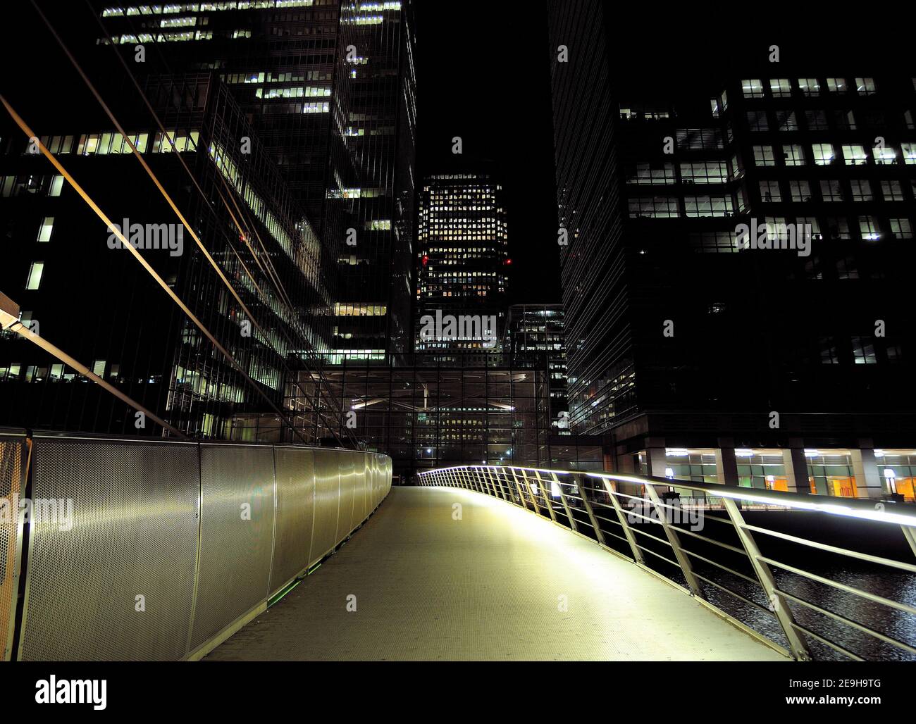 Blick Von Der South Quay Footbridge Auf Die Hell Erleuchtete Bank Towers Von Canary Wharf London England Bei Nacht Stockfoto