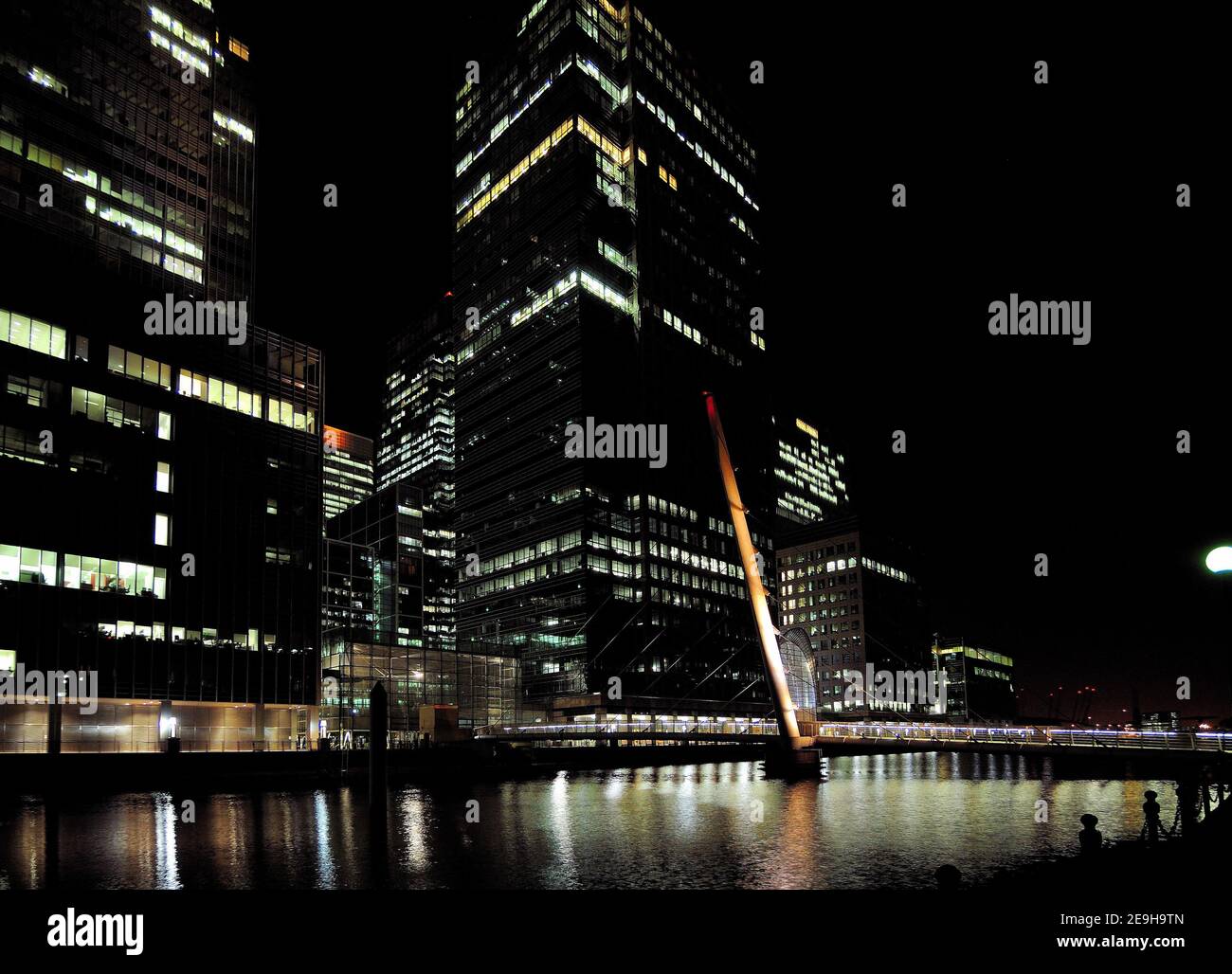 Blick Auf Die South Quay Footbridge Am South Dock In Vor Den Hell Erleuchteten Bank Towers Von Canary Wharf London England Bei Nacht Stockfoto