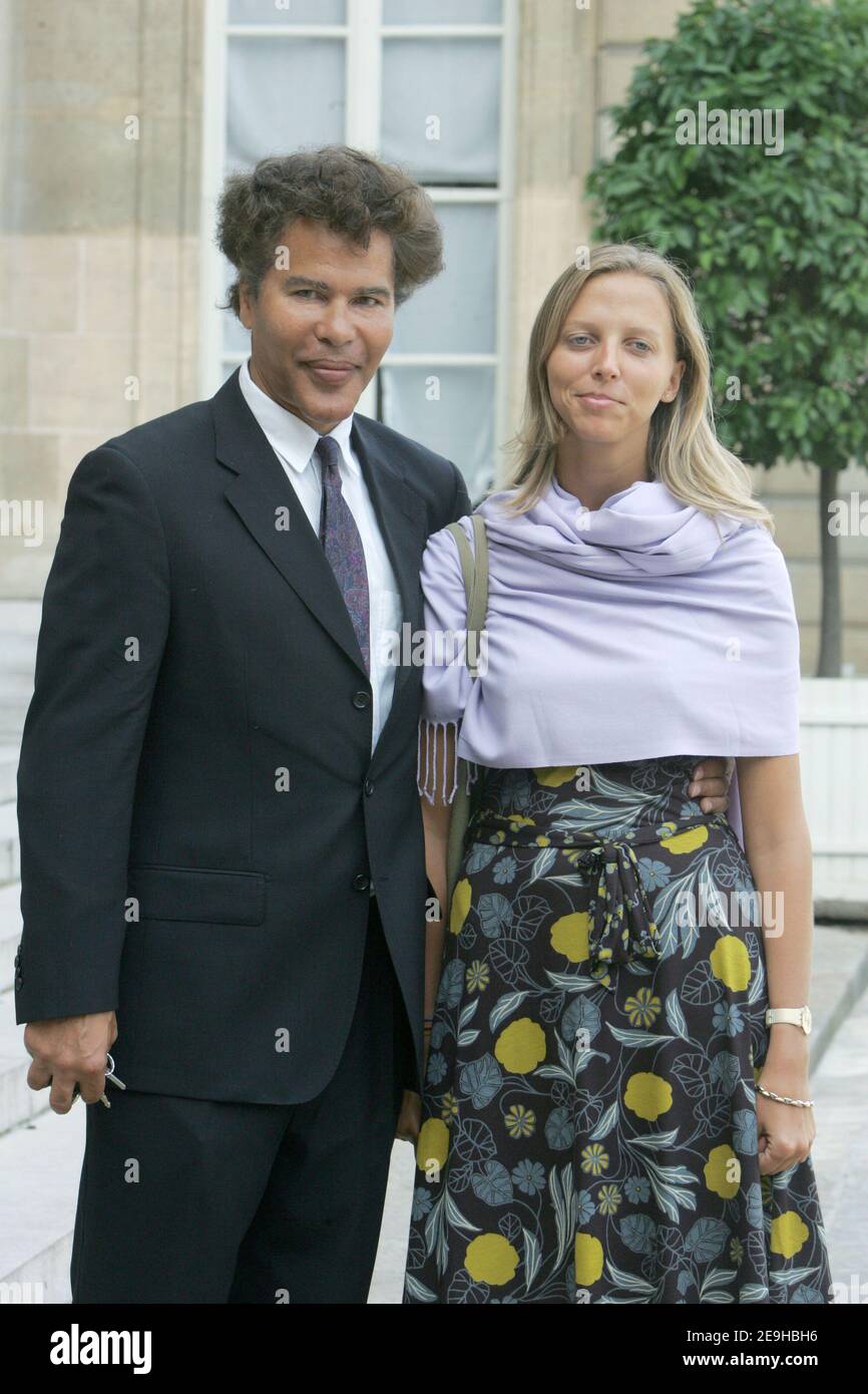 Der französische TV-Moderator Igor Bogdanov und seine Frau Amelie de Bourbon de Parme nehmen am 8. september 2006 an einer feierlichen Zeremonie der Legion d'Honneur im Elysee-Palast in Paris Teil. Foto von Mousse/ABACAPRESS.COM Stockfoto