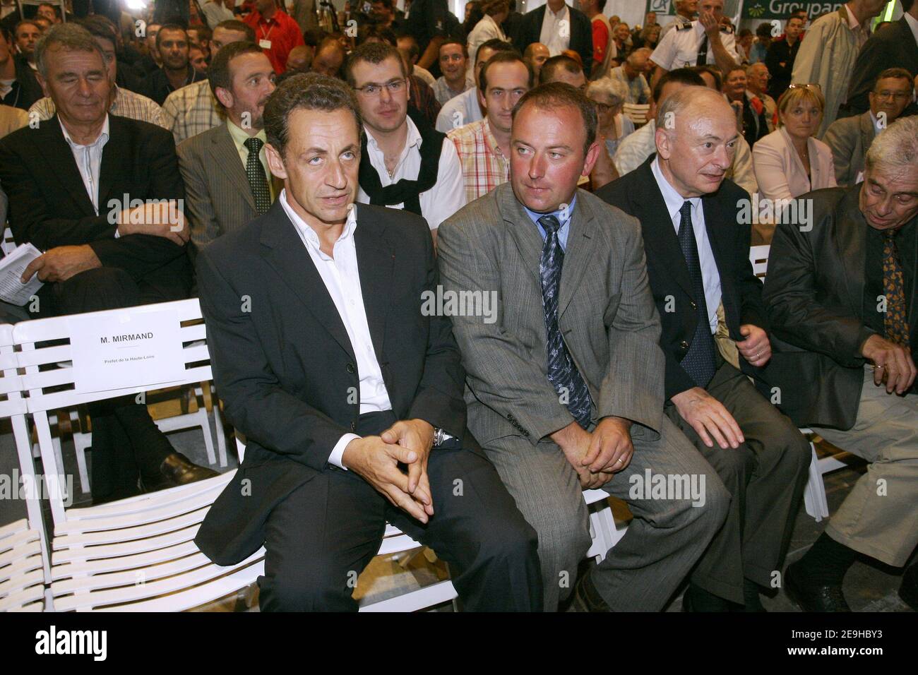Frankreichs Innenminister Nicolas Sarkozy geht mit den Bauern, als er am 8. September 2006 an der französischen Pflügmeisterschaft 53rd in Vergezac, Zentralfrankreich, teilnimmt. Foto Gerald Holubowicz/ABACAPRESS.COM Stockfoto