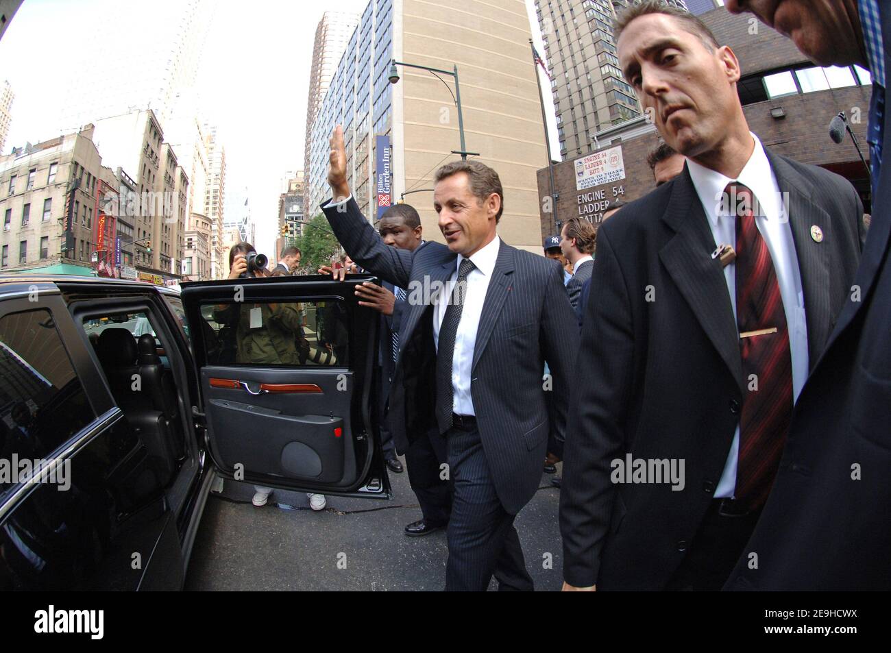 Der französische Innenminister Nicolas Sarkozy überreicht der FDNY am 10. September 2006 in New York City, NY, USA, die Ehrenmedaille der französischen Feuerwehrleute. Foto von Lionel Hahn/ABACAPRESS.COM Stockfoto