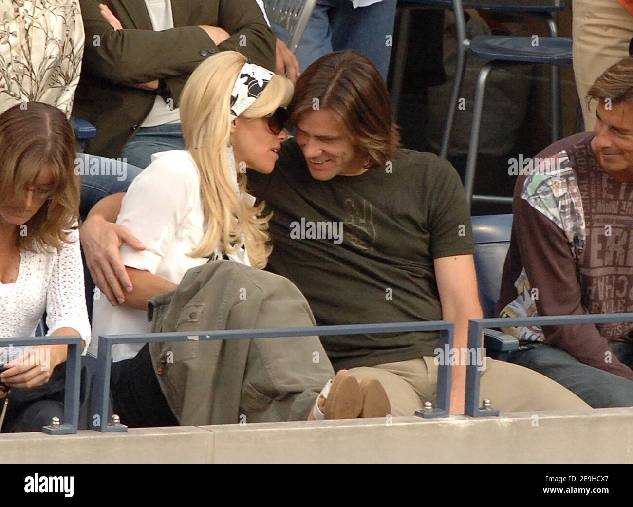 Der Schauspieler Jim Carrey und seine Freundin Jenny McCarthy sehen zu, wie Roger Federer aus der Schweiz am 10. September den US-Amerikaner Andy Roddick besiegt, 6-2, 4-6, 7-5, 6-1, im Herrenfinale der US Open 2006 im USTA Billie Jean King National Tennis Center in Flushing Meadows, in New York City, NY, USA, 2006. Foto von Lionel Hahn/Cameleon/ABACAPRESS.COM Stockfoto