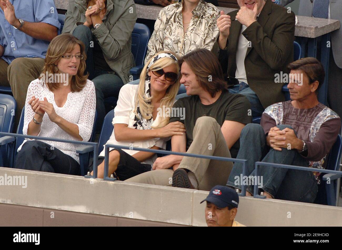 Der Schauspieler Jim Carrey und seine Freundin Jenny McCarthy sehen zu, wie Roger Federer aus der Schweiz am 10. September den US-Amerikaner Andy Roddick besiegt, 6-2, 4-6, 7-5, 6-1, im Herrenfinale der US Open 2006 im USTA Billie Jean King National Tennis Center in Flushing Meadows, in New York City, NY, USA, 2006. Foto von Lionel Hahn/Cameleon/ABACAPRESS.COM Stockfoto