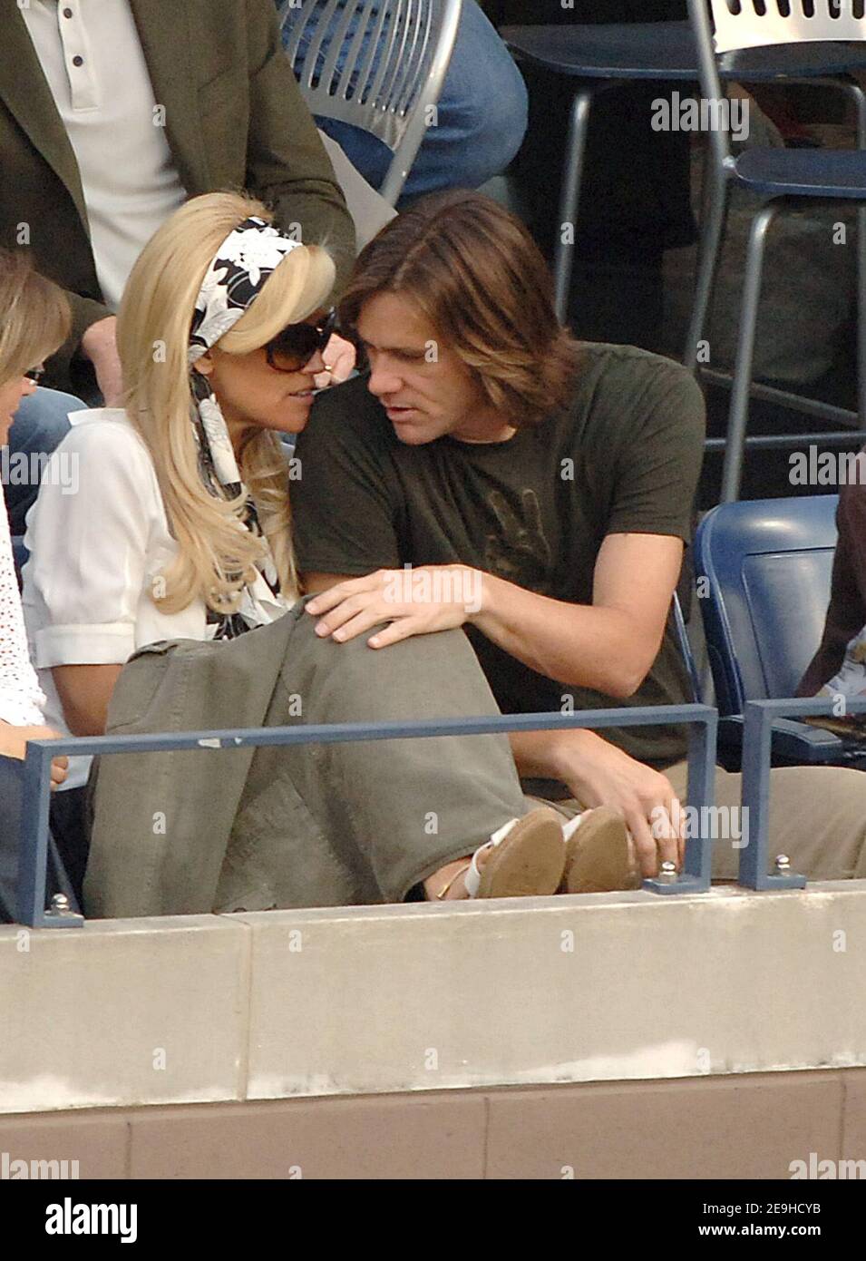 Der Schauspieler Jim Carrey und seine Freundin Jenny McCarthy sehen zu, wie Roger Federer aus der Schweiz am 10. September den US-Amerikaner Andy Roddick besiegt, 6-2, 4-6, 7-5, 6-1, im Herrenfinale der US Open 2006 im USTA Billie Jean King National Tennis Center in Flushing Meadows, in New York City, NY, USA, 2006. Foto von Lionel Hahn/Cameleon/ABACAPRESS.COM Stockfoto