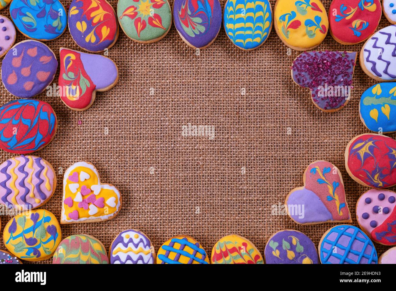 Hausgemachte, frisch gebackene und dekorierte, bunte Osterkekse. Stockfoto