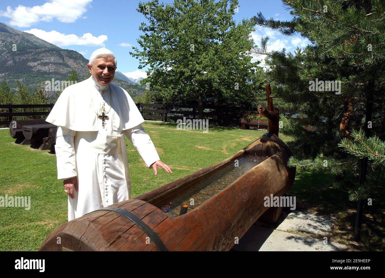 Papst Benedikt XVI. Im Sommerurlaub in den italienischen Alpen am 2005. Juli in Les Combes, Italien. Foto von ABACAPRESS.COM Stockfoto