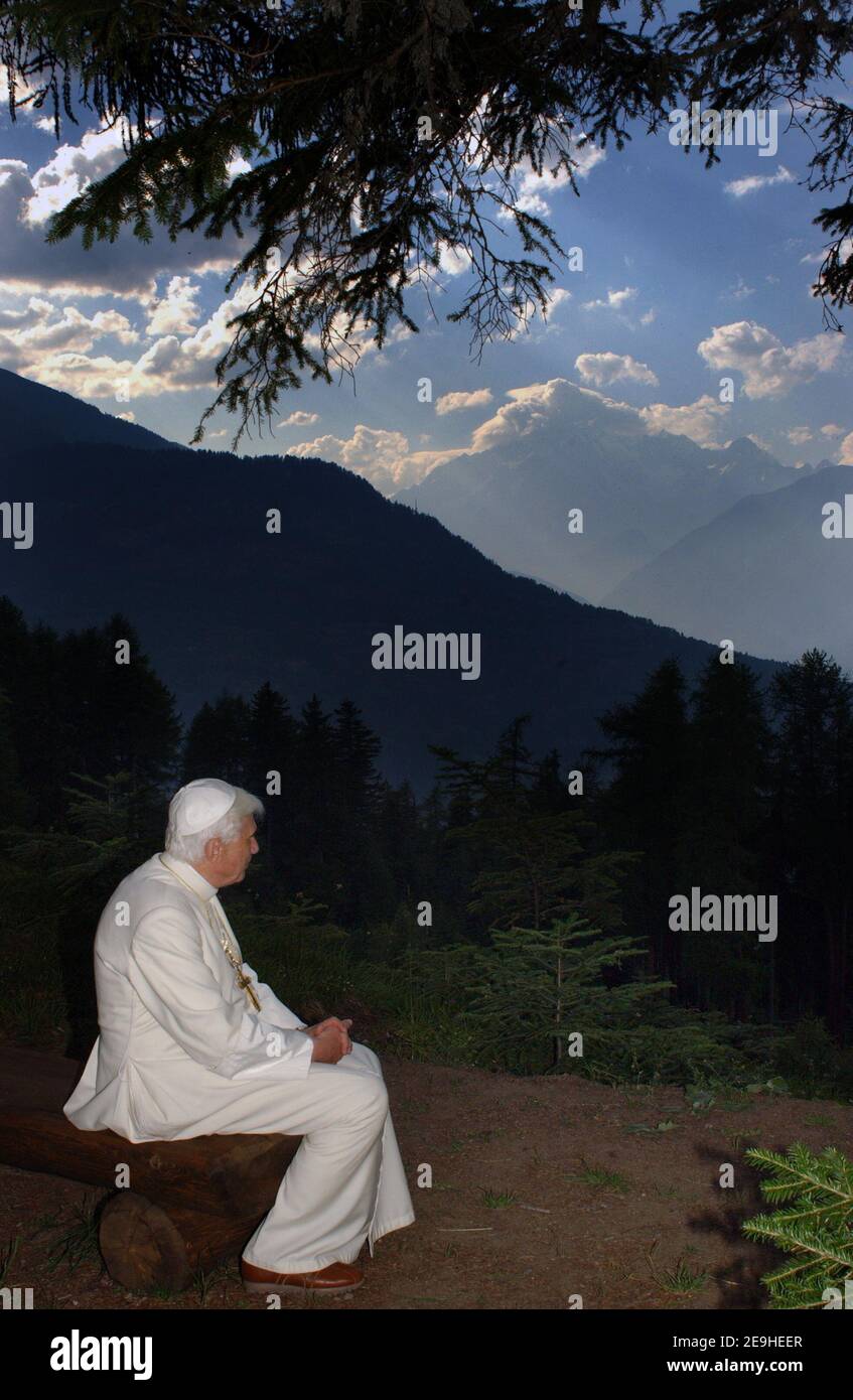 Papst Benedikt XVI. Im Sommerurlaub in den italienischen Alpen am 2005. Juli in Les Combes, Italien. Foto von ABACAPRESS.COM Stockfoto