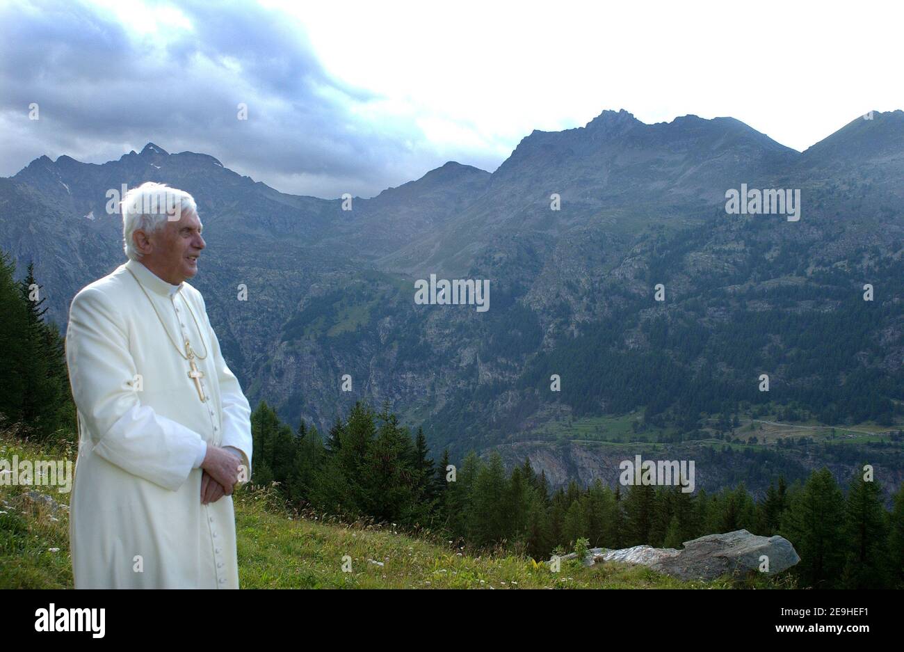 Papst Benedikt XVI. Im Sommerurlaub in den italienischen Alpen am 2005. Juli in Les Combes, Italien. Foto von ABACAPRESS.COM Stockfoto