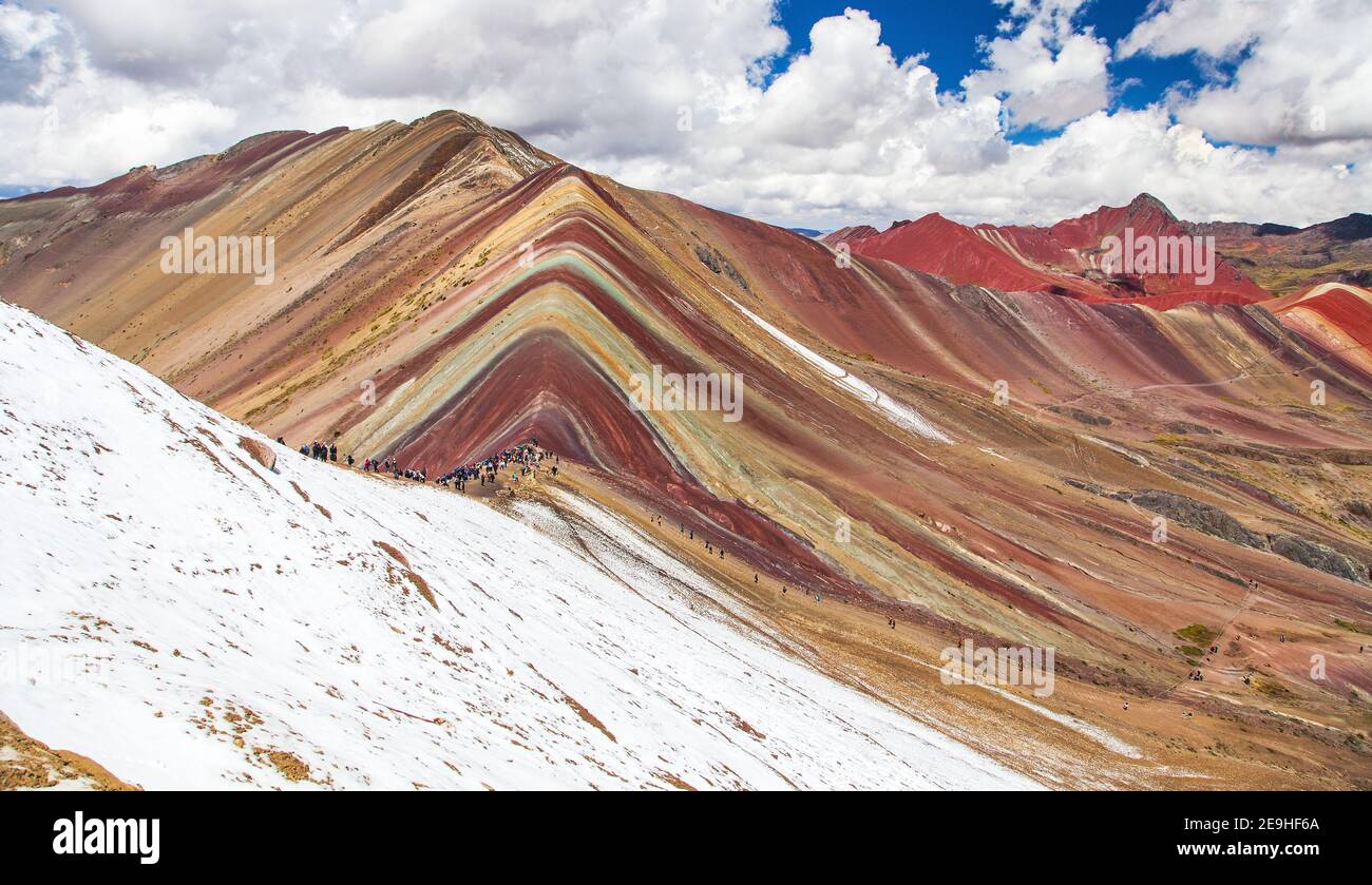 Regenbogengebirge oder Vinicunca Montana de Siete Colores mit Menschen, Cuzco Region in Peru, peruanische Anden, Panoramablick Stockfoto
