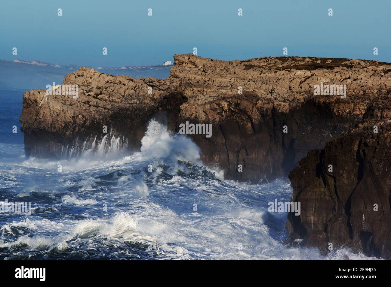 Riesige Wellen treffen die Klippe und explodieren in Kantabrien, Nordspanien Stockfoto