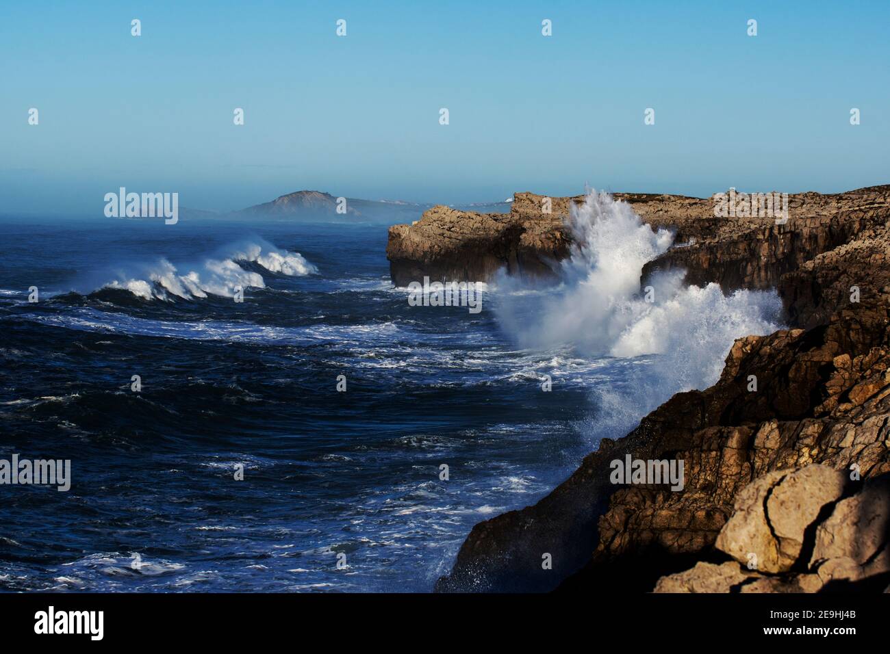 Riesige Wellen treffen die Klippe und explodieren in Kantabrien, Nordspanien Stockfoto