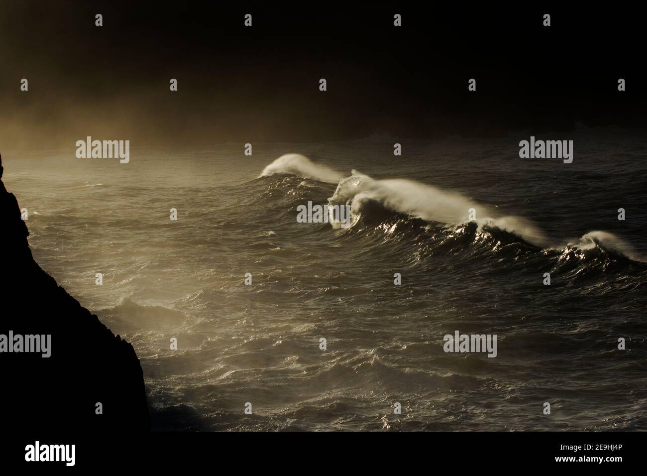 Riesige Wellen treffen die Klippe und explodieren in Kantabrien, Nordspanien Stockfoto