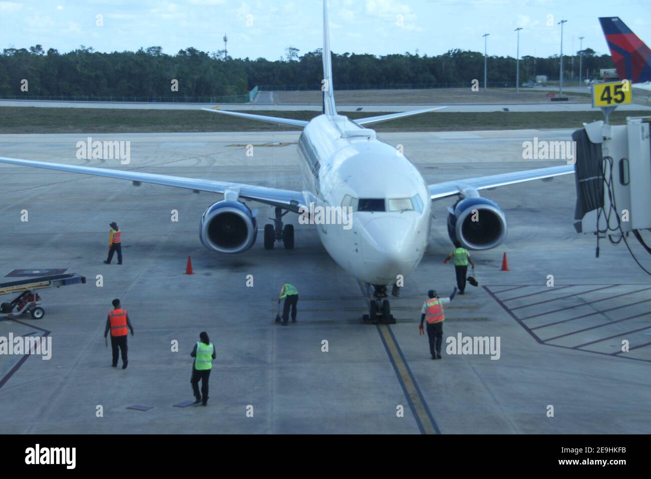 Cancun, Mexiko. Februar 2021, 4th. (INT) Mitarbeiter am Flughafen Cancun, die für den Erfolg jedes Fluges verantwortlich sind. 4. Februar 2021, Cancun, Mexiko: Flughafenarbeiter, die hinter der Bühne arbeiten, um jeden Flug erfolgreich zu machen. Sie sind verantwortlich für die Ankunft und Abfahrt jedes Flugzeugs, das Be- und Entladen von Gepäckstücken und die erfolgreiche Kontrolle der planesÃ¢â‚¬â„¢-Bewegungen auf dem Asphalt am internationalen Flughafen Cancun.Quelle: Niyi Fote /Thenews2. Kredit: Niyi Fote/TheNEWS2/ZUMA Wire/Alamy Live Nachrichten Stockfoto