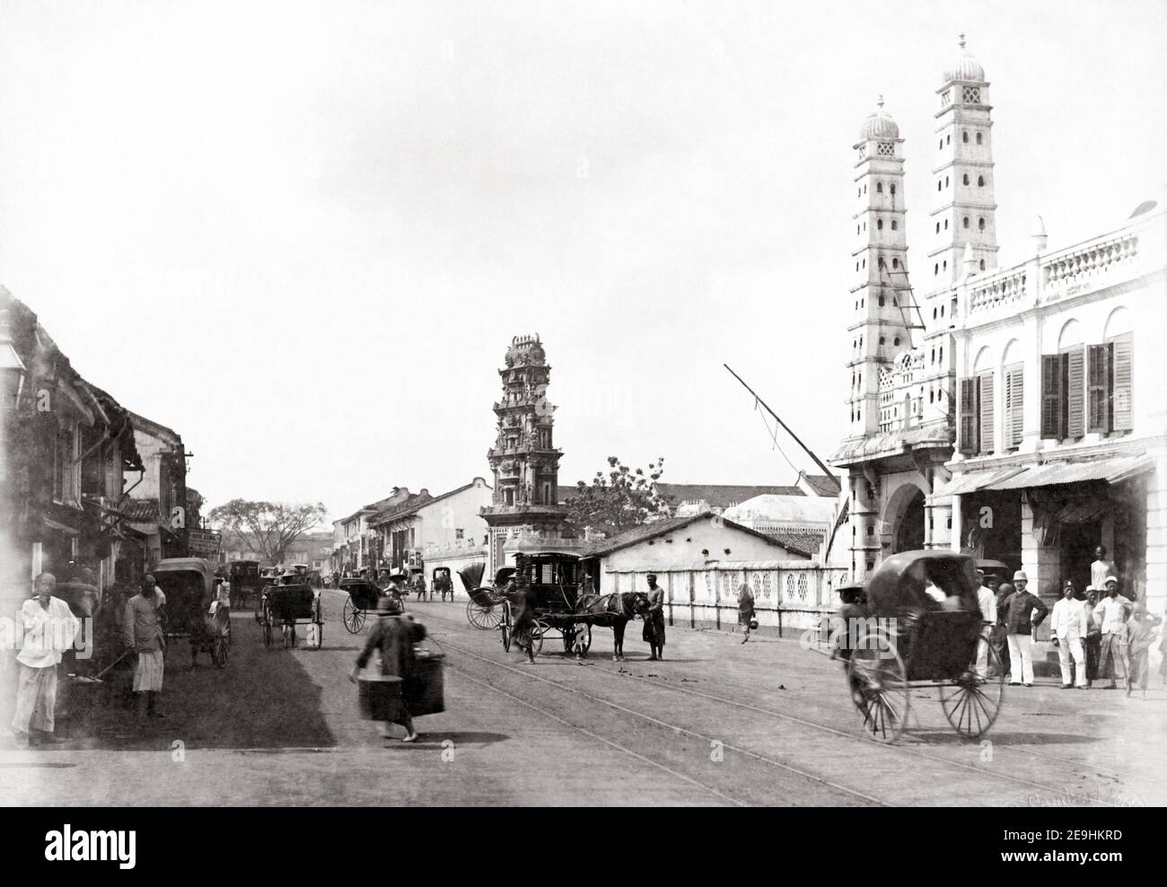 Foto des späten 19th. Jahrhunderts - Rikschas und Träger auf der North Bridge Road, Singapur, c,1880s (Lambert Studio) Stockfoto