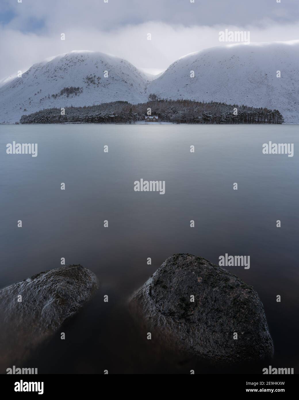 Glas Allt Shiel - die Königin Victoria Bothy auf der Ufer des Loch Muick Stockfoto