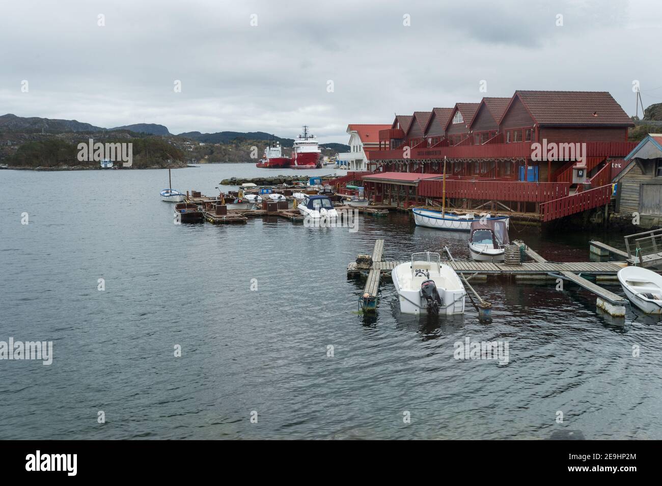 Boote in Sotra Rorbusenter, Norwegen gebunden. Stockfoto