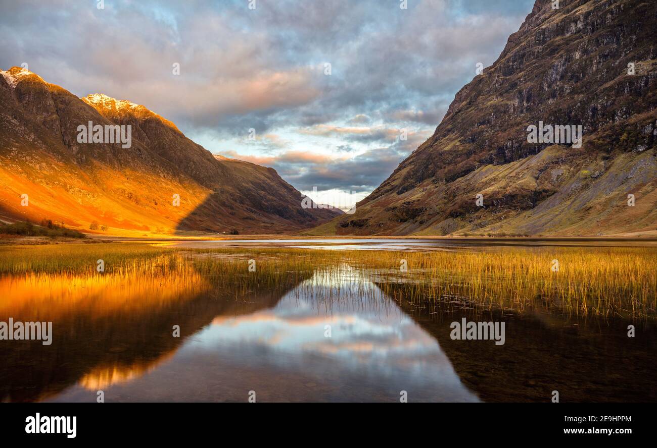 Glencoe, Schottland: Abendlicht spielt auf den Highlands bei Glencoe mit Reflexionen auf dem Fluss Coe Stockfoto