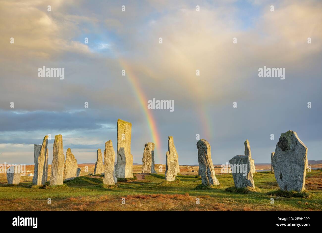Isle of Lewis und Harris, Schottland: Doppelter Regenbogen und helllichter Himmel bei den Callanish Standing Stones Stockfoto